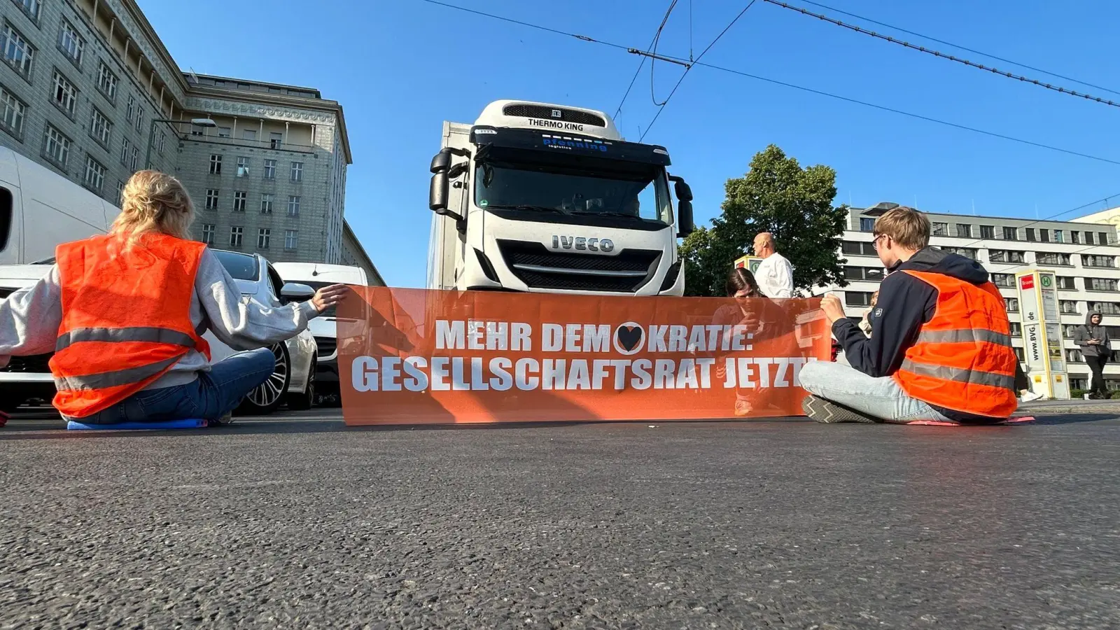 Aktivisten der Gruppe Letzte Generation blockien eine Straße in Berlin. (Foto: Sven Kaeuler/TNN/dpa)