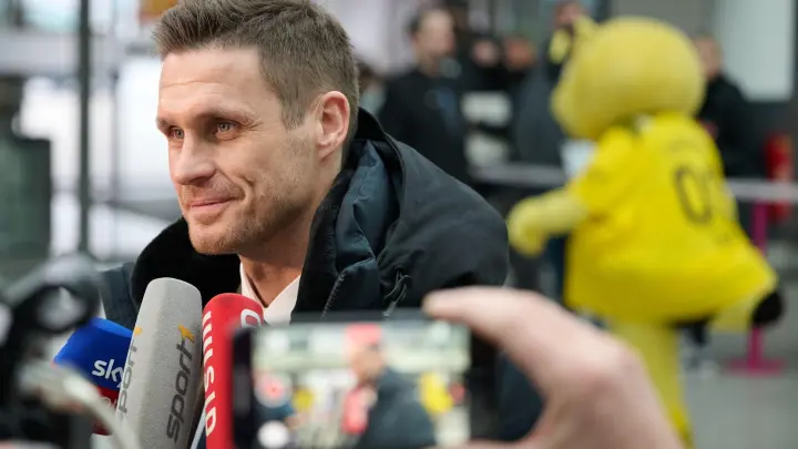 Sebastian Kehl, Sportdirektor von Borussia Dortmund, gibt Interviews. (Foto: Bernd Thissen/dpa)