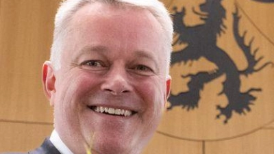 Die ersten Glückwünsche erhielt Schnieder von Landtagspräsident Lammert. (Foto: Boris Roessler/dpa)