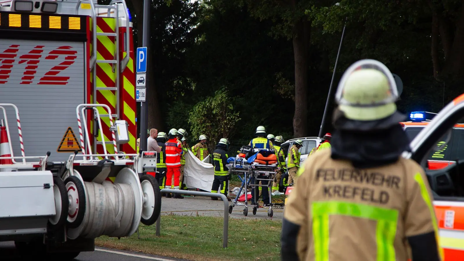 Die Feuerwehr ist mit einem Großaufgebot an Rettungskräften im Einsatz. (Foto: Leonhard Giesberts/Blaulicht-News-Krefeld/dpa)