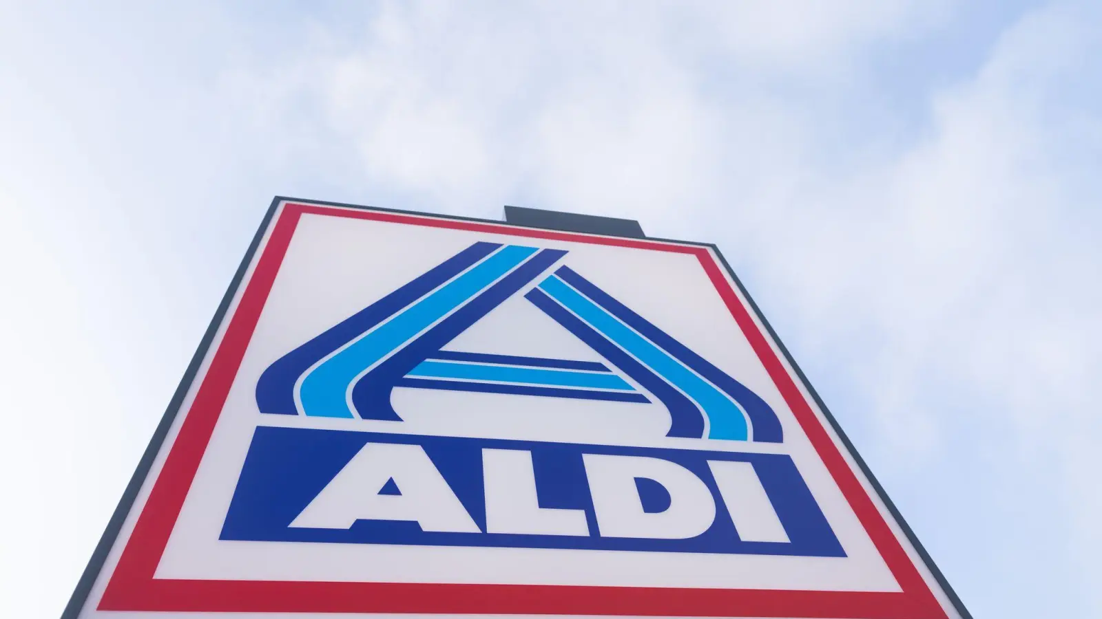 Blick auf ein Firmen-Logo am „neuen ältesten Aldi Markt“ in Essen. (Foto: Rolf Vennenbernd/dpa)