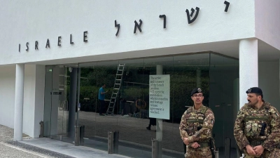 Italienische Soldaten am israelischen Nationalpavillon auf der Biennale für zeitgenössische Kunst in Venedig. (Foto: Colleen Barry/AP/dpa)