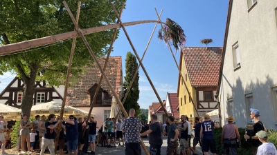 Mit Stützen aus Holz oder Metall, die Schwalben genannt werden, werden Kerwabaum und Maibaum traditionell in die Höhe gestemmt. Wie hier in Gerhardshofen an der Kirchweih. (Archivbild: Luca Paul)