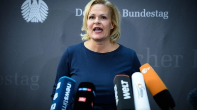 Bundesinnenministerin Nancy Faeser nach ihrer Teilnahme an der Sitzung des Innenausschusses im Deutschen Bundestag. (Foto: Bernd von Jutrczenka/dpa)