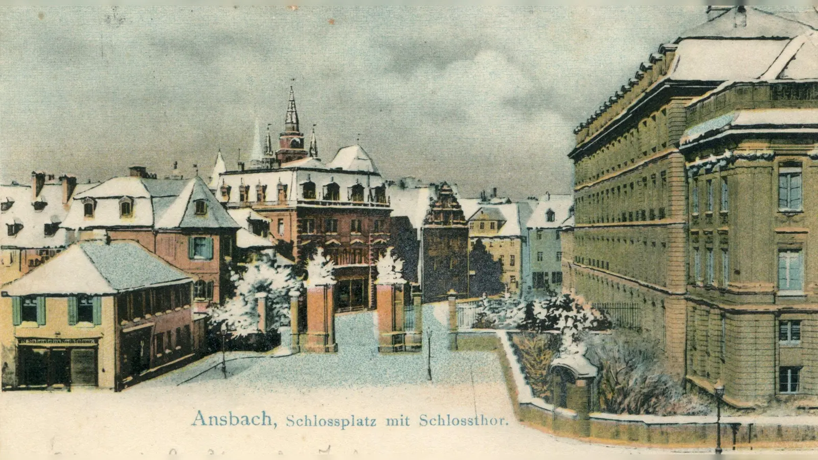 Im Dezember 1925 ist es frostig in Ansbach, nachts sinkt die Temperatur auf minus 20 Grad. Auf dieser historischen Postkarte sind das Schlosstor und die Dächer der Altstadt schneebedeckt. (Repro: Sammlung Martin Schuster)