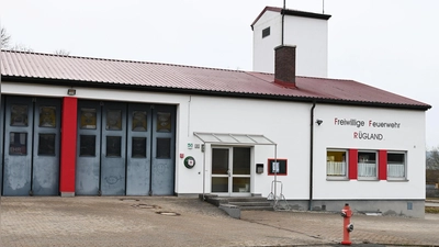 Im Sitzungssaal des Feuerwehrhauses einigte sich der Gemeinderat auf zahlreiche Anschaffungen für die Ehrenamtlichen der Freiwilligen Wehren.  (Foto: Luca Paul)