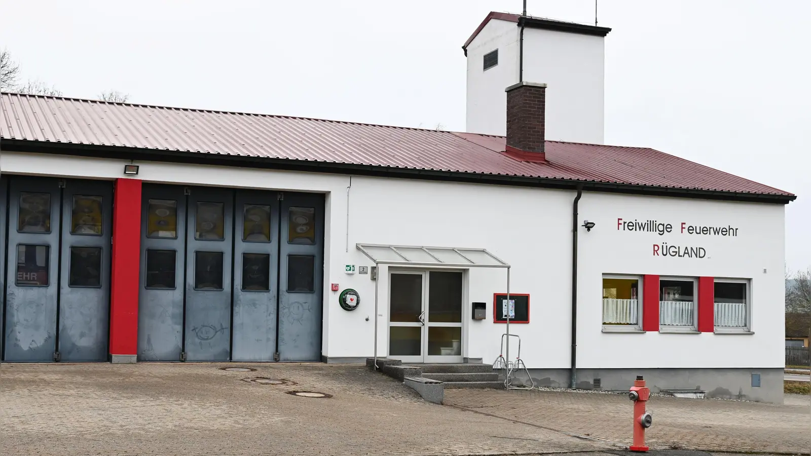 Im Sitzungssaal des Feuerwehrhauses einigte sich der Gemeinderat auf zahlreiche Anschaffungen für die Ehrenamtlichen der Freiwilligen Wehren.  (Foto: Luca Paul)