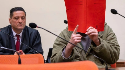 Mehrfach hob der Angeklagte den Zeigefinger.  (Foto: Peter Kneffel/dpa)