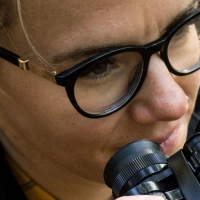 Ein Fernglas, robuste Kleidung und Bestimmungshilfen wie Bücher oder Apps sorgen für ein erfolgreiches Naturerlebnis. (Foto: Christin Klose/dpa-tmn)