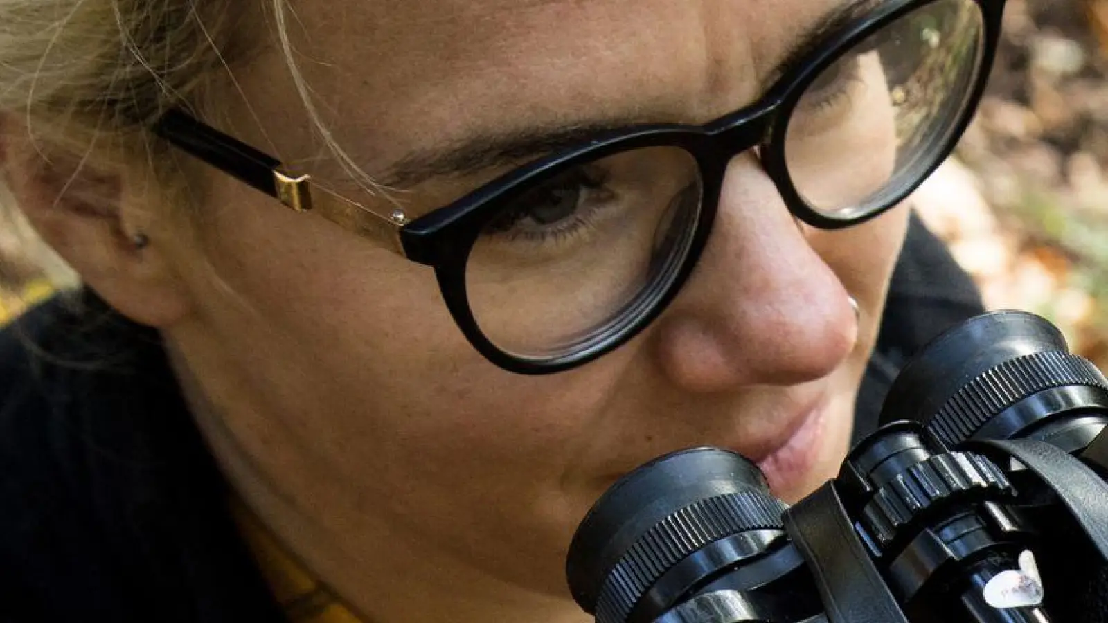 Ein Fernglas, robuste Kleidung und Bestimmungshilfen wie Bücher oder Apps sorgen für ein erfolgreiches Naturerlebnis. (Foto: Christin Klose/dpa-tmn)