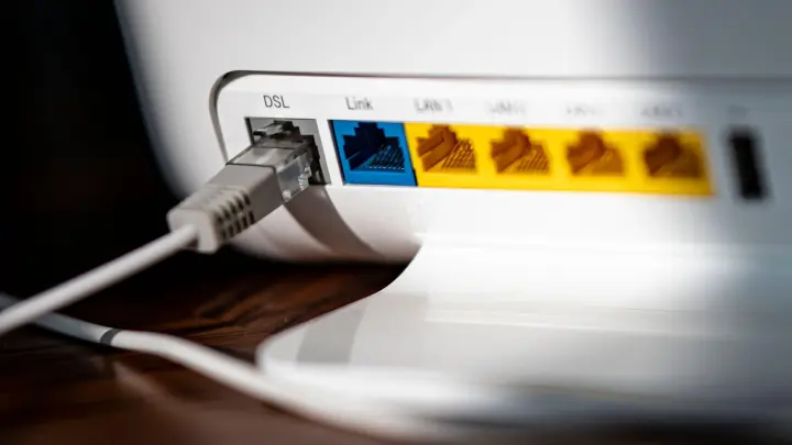 Die Internet-Provider in Deutschland liefern oft nicht die Breitband-Geschwindigkeiten, die sie Kundinnen und Kunden vertraglich zugesichert haben. (Foto: Fabian Sommer/dpa)
