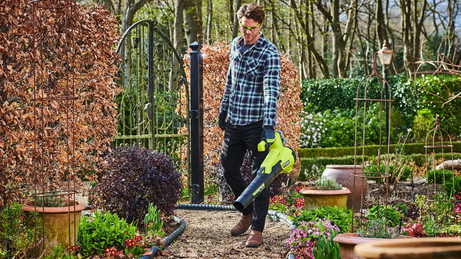 Vor allem das Laub macht im Herbst viel Arbeit. Ein Akku-Laubbläser schafft es schneller weg und entfernt Blätter auch leichter von Kieswegen und Co. (Foto: DJD/Ryobi)