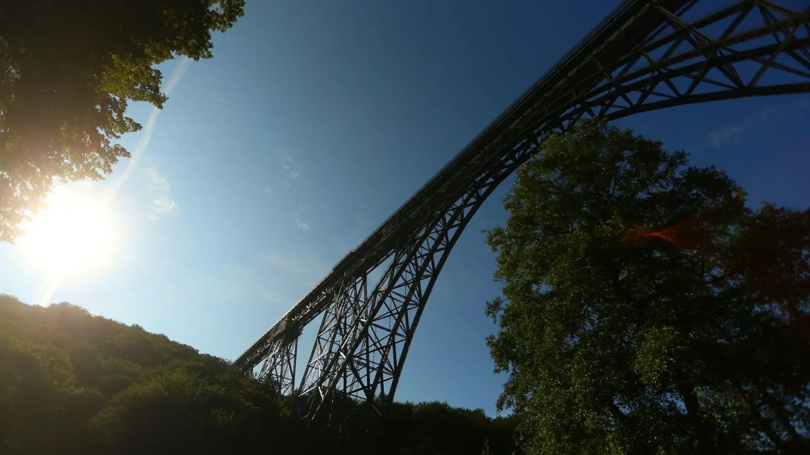 Die Müngstener Eisenbahnbrücke, eine Bogenfachwerkbrücke aus Stahl, führt über ein Tal der Wupper. (Foto: David Young/dpa)