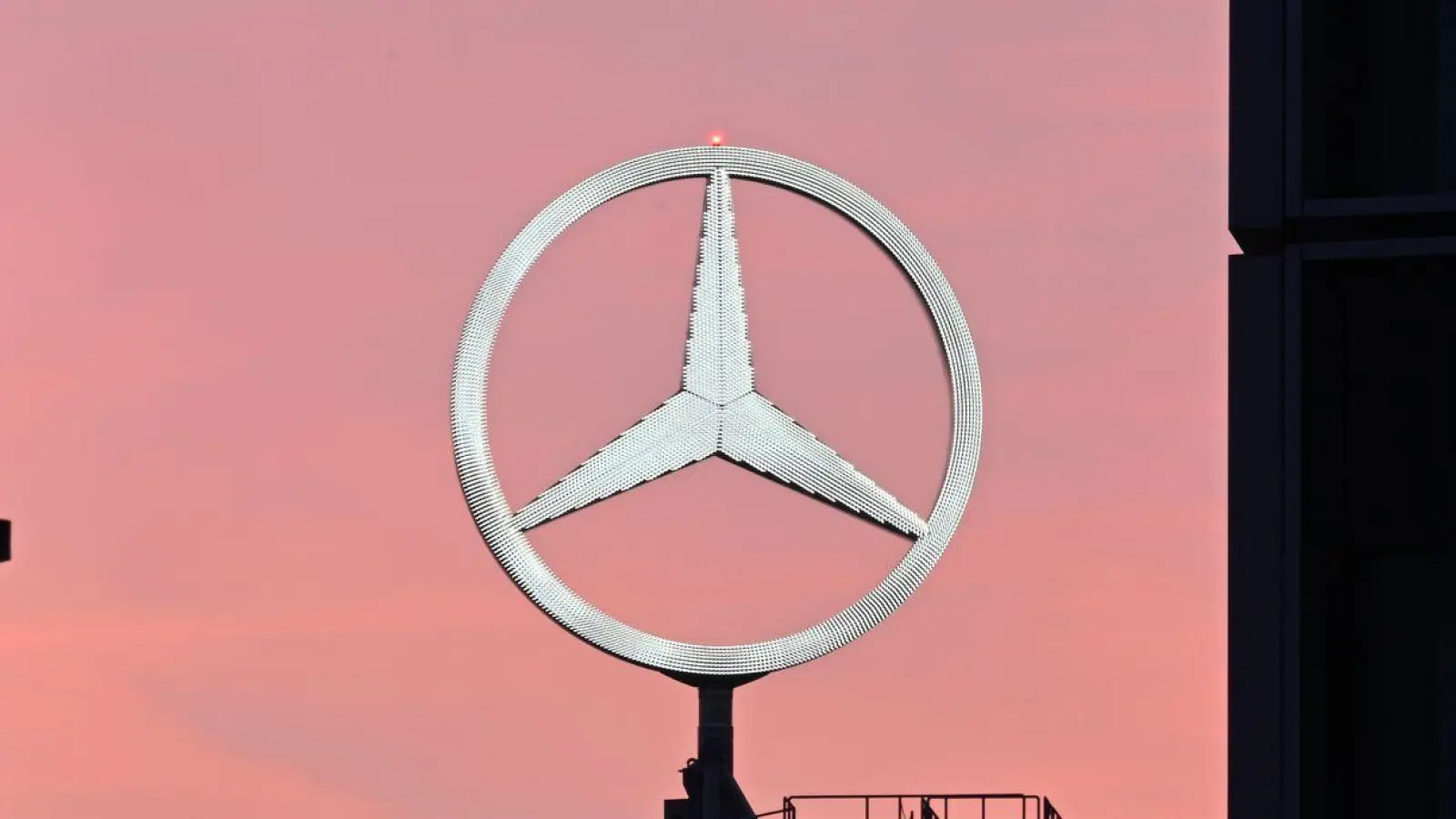 Mercedes-Benz bringt eine autonom fahrende S-Klasse auf den Markt. (Smbolbild) (Foto: Bernd Weißbrod/dpa)