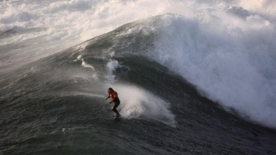Big Wave! Surfer auf einer Welle an der Praia do Norte. (Foto: Manuel Meyer/dpa-tmn)