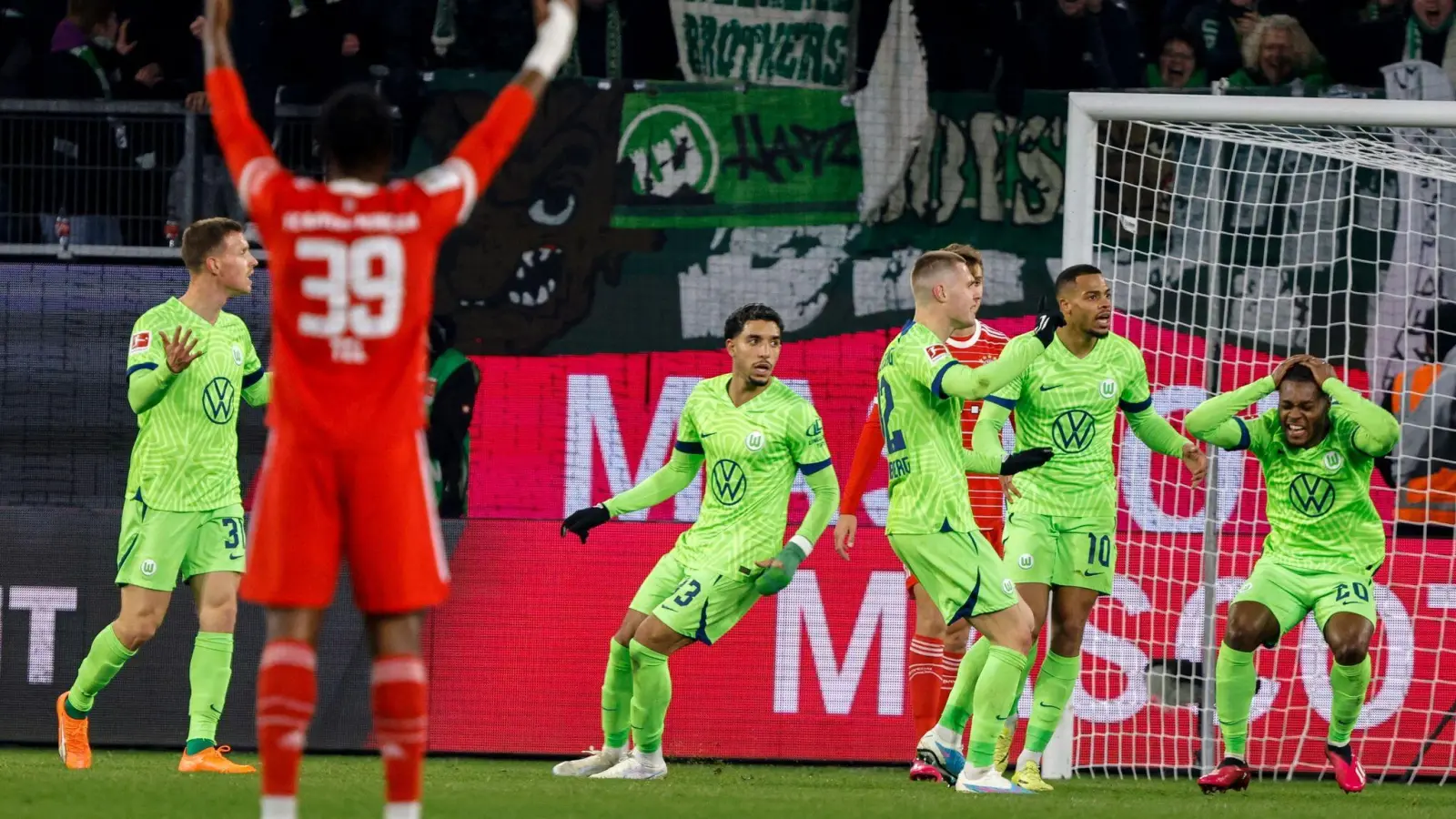 Wolfsburgs Spieler reagieren, als der Treffer zum 3:4 durch Wolfsburgs Yannick Gerhardt (l) annullliert wird. (Foto: Axel Heimken/dpa)