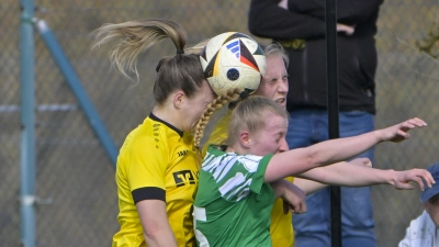 Fußball ist immer auch Kopfsache. Den setzen hier unter anderem Eva Wiesinger vom SV Weinberg, links) und Lisa Marie Sock (VfL Herrenberg, rechts) ein. Aber zunächst zum Regionalligaspiel der Männer nach Ansbach.  (Foto: Martin Rügner)