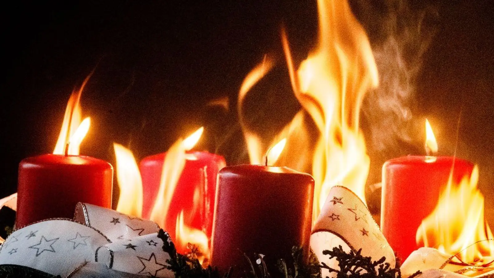 In der Advent- und Weihnachtszeit kann durch brennende Kerzen auch schnell mal ein Feuer entstehen. (Foto: Markus Scholz/dpa-tmn)
