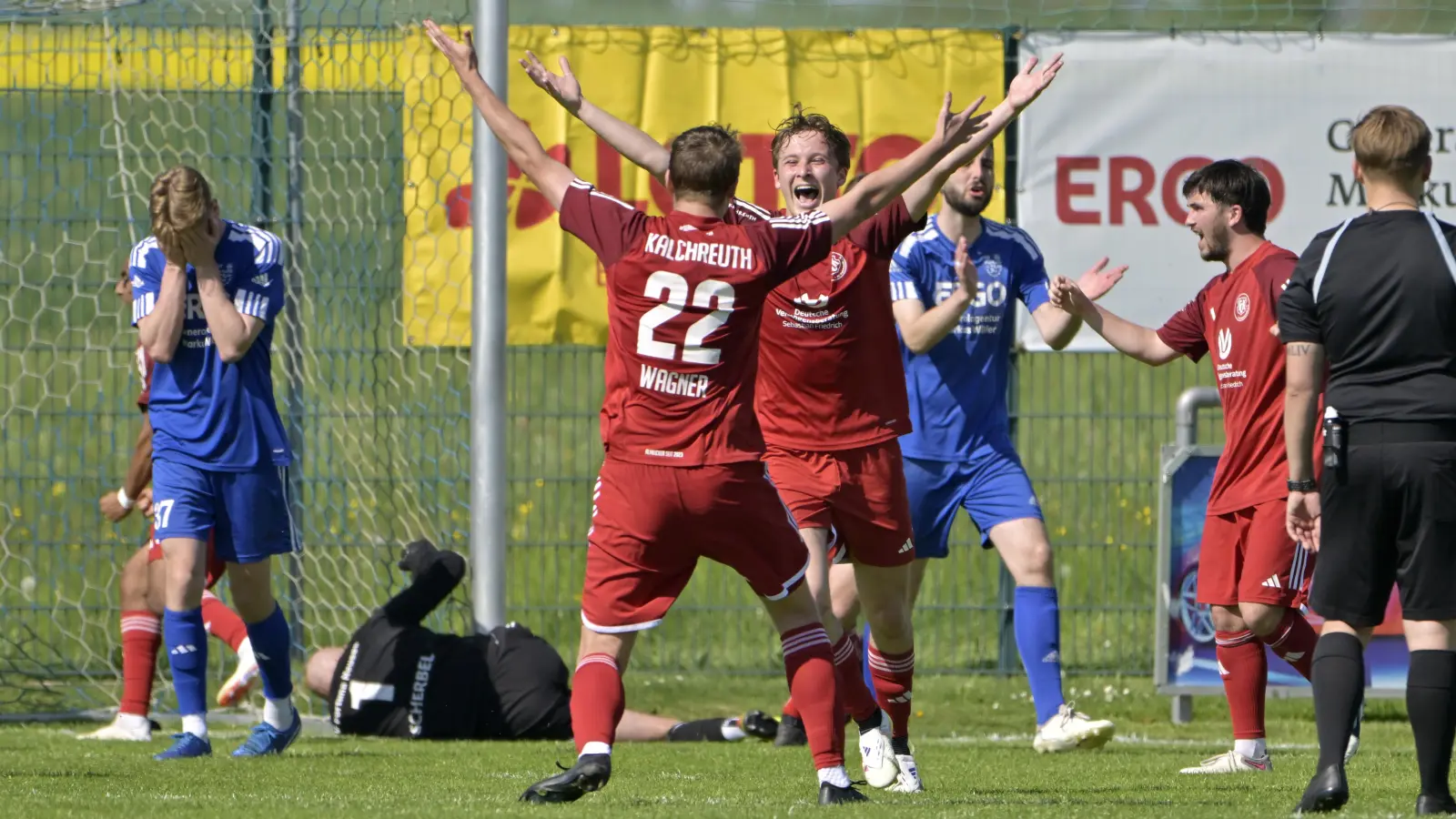 Und wieder jubelt Kalchreuth: Leon Giegold freut sich mit Teamkollege Timm Wagner (Mitte) über ein Tor, Lukas Mahlein vom Gastgeber ist bedient (links). (Foto: Martin Rügner)
