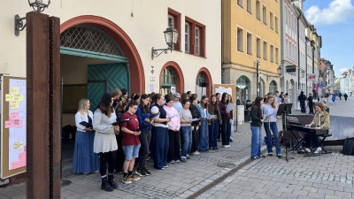 Erinnerung an Robert Limpert am Ort seines Todes: Schülerinnen und Schüler der Robert-Limpert-Berufsschule und des Gymnasium Carolinum sangen gemeinsam Lieder über die Freiheit. (Foto: Lara Hausleitner)