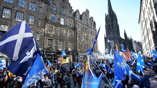 Unterstützer der Unabhängigkeit Schottlands nehmen an einer Demonstration in Edinburgh teil. (Foto: Jane Barlow/PA Wire/dpa)