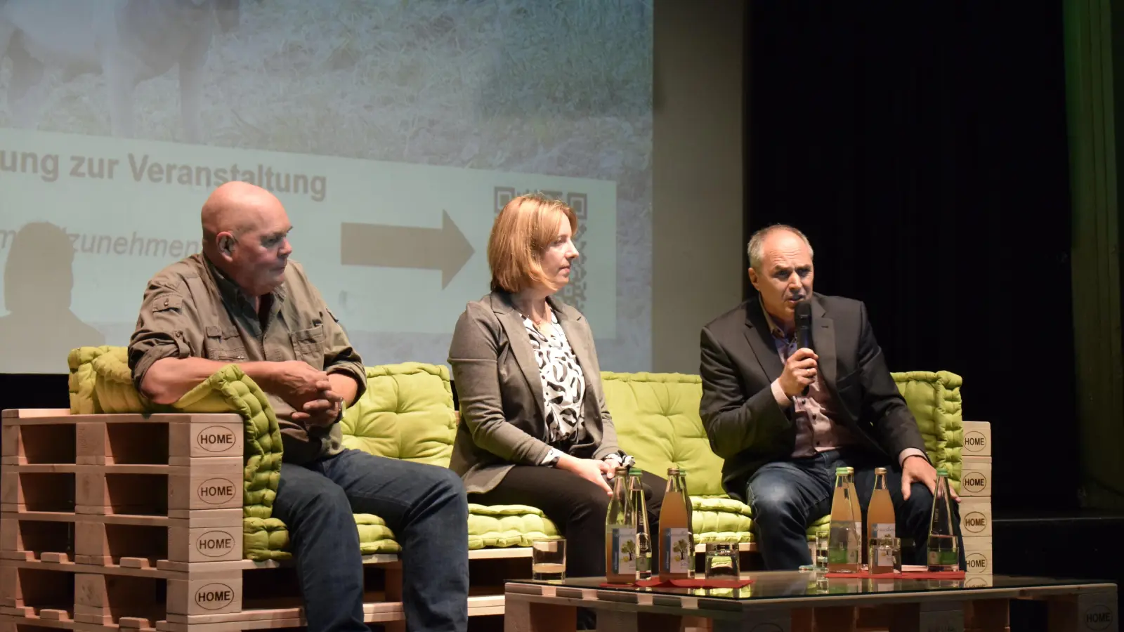 Auf der Grünen Couch diskutierten der Leiter des Amtes für Ernährung, Landwirtschaft und Forsten Ansbach, Wolfgang Kerwagen (rechts), die Initiatorin des Abends, Christina Beckler vom Bund Naturschutz und Landwirt Rudolf Bühler (links). (Foto: Christina Özbek)
