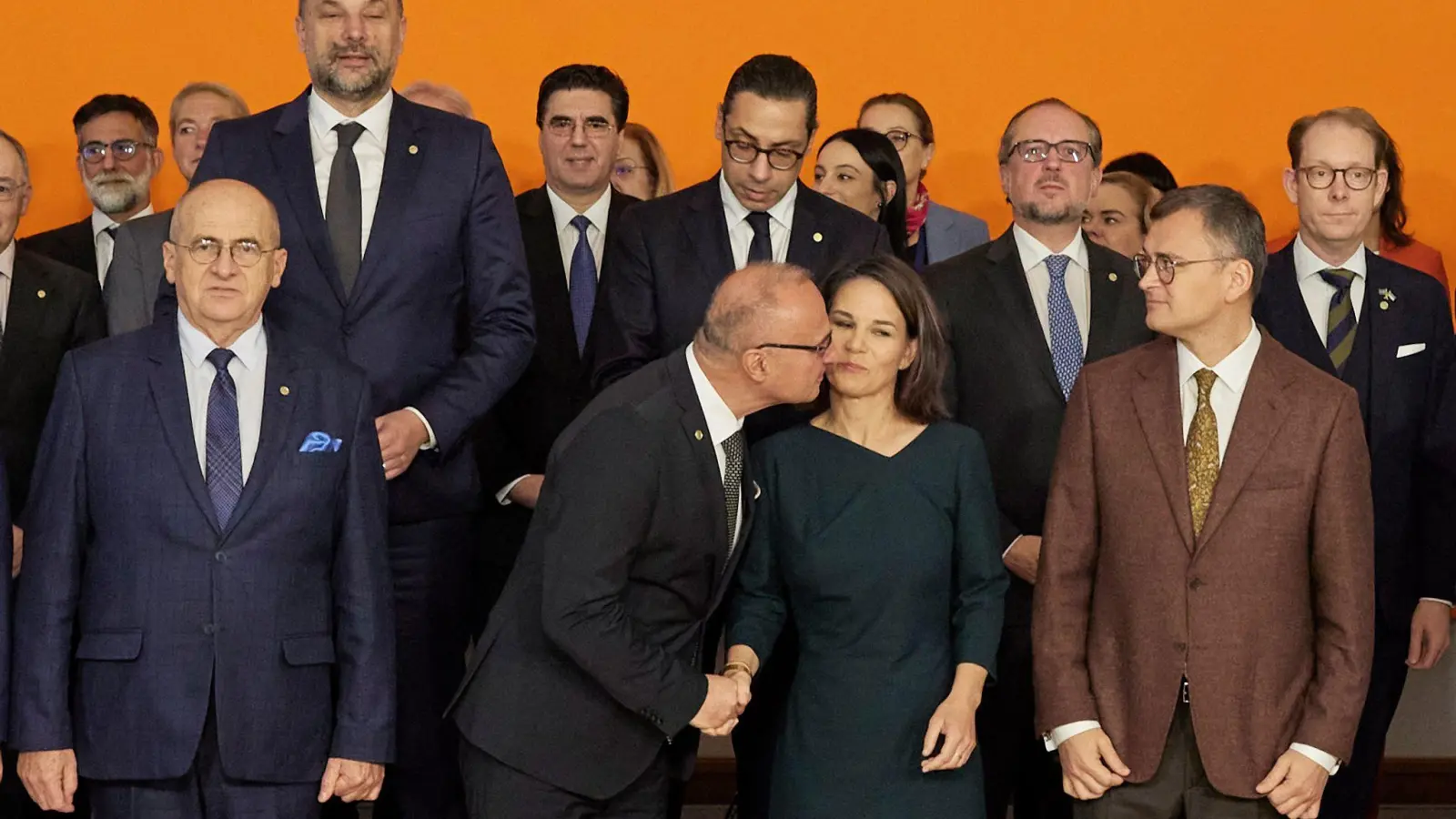 Der kroatische Außenminister Gordan Grlić Radman begrüßt Annalena Baerbock mit einen Kuss beim Gruppenbild im Rahmen der Europakonferenz in Berlin. (Foto: Joerg Carstensen/dpa)