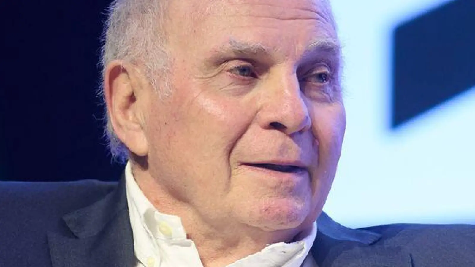 Uli Hoeneß nimmt die Schiedsrichter in Schutz. (Foto: Bernd Thissen/dpa)