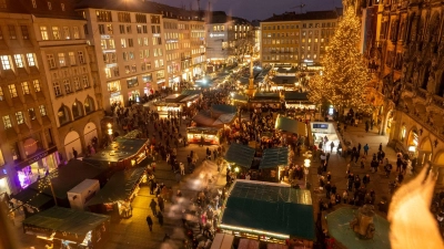 Der Christkindlmarkt am Marienplatz ist auch bei Touristen sehr beliebt. (Archivfoto) (Foto: Peter Kneffel/dpa)