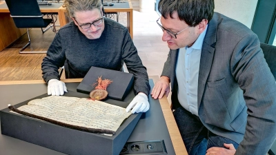 Das Original wird im Landeskirchlichen Archiv in Nürnberg aufbewahrt. Archivdirektor Dr. Daniel Burger (links) präsentierte es im dortigen Lesesaal Stadtarchivar Dr. Florian Huggenberger. (Foto: Jürgen Binder)
