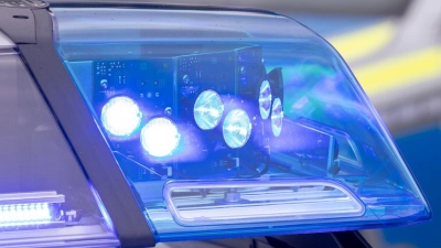 Die Einsatzkräfte schlugen die Scheibe des verschlossenen Fahrzeugs ein. (Symbolbild) (Foto: Daniel Karmann/dpa)