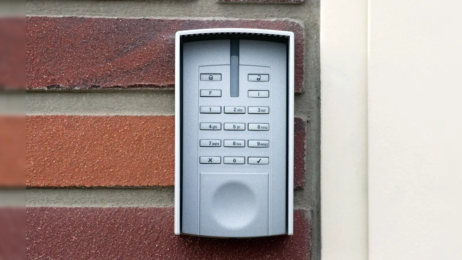 Alarmanlagen schrecken ab: Am besten in Kombination mit gut gesicherten Türen und Fenstern. (Foto: picture alliance / dpa)