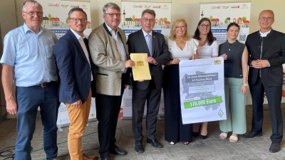 Der neue Förderbescheid ist übergeben. Das Bild zeigt (von links) Harald Endreß, Werner Stieglitz, Wolfgang Neukirchner, Wolfgang Lampe, Gabi Schmidt, Linda Olzog, Eva-Maria Fell und Tobias Winkler. (Foto: Gerhard Krämer)