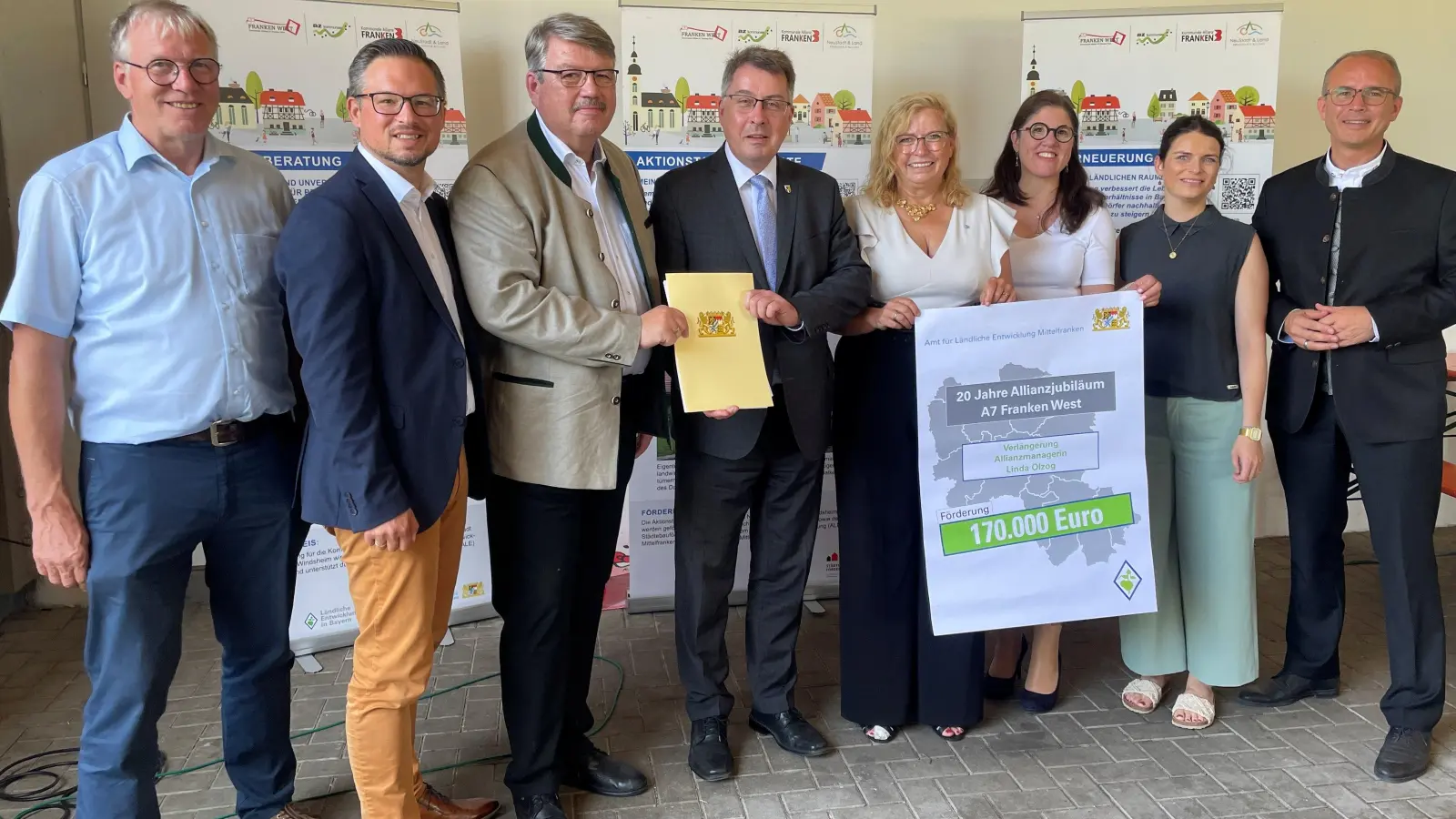 Der neue Förderbescheid ist übergeben. Das Bild zeigt (von links) Harald Endreß, Werner Stieglitz, Wolfgang Neukirchner, Wolfgang Lampe, Gabi Schmidt, Linda Olzog, Eva-Maria Fell und Tobias Winkler. (Foto: Gerhard Krämer)