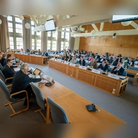 Volle Reihen in der konstituierenden Sitzung des Kreistags. Dr. Benno Bulitta nutzte die Kulisse für einen „Diskriminierungsritt”, wie der SPD-Ehrenkreisvorsitzende Gerhard Gröner dem AfD-Kreisrat vorwirft. (Foto: Mirko Fryska)
