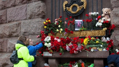 Menschen legen in St. Petersburg Blumen zum Gedenken an die Opfer des Moskauer Terroranschlags nieder. (Foto: Irina Motina/XinHua/dpa)