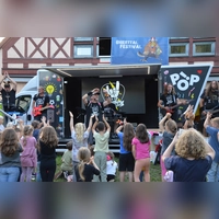Auch bei der zweiten Ausgabe des Festivals for Kids in Dietenhofen war die Kinder-Rockband „KizzRock” zu Gast, die mit vielen Mitmachelementen für Schwung sorgte.  (Foto: Yvonne Neckermann)
