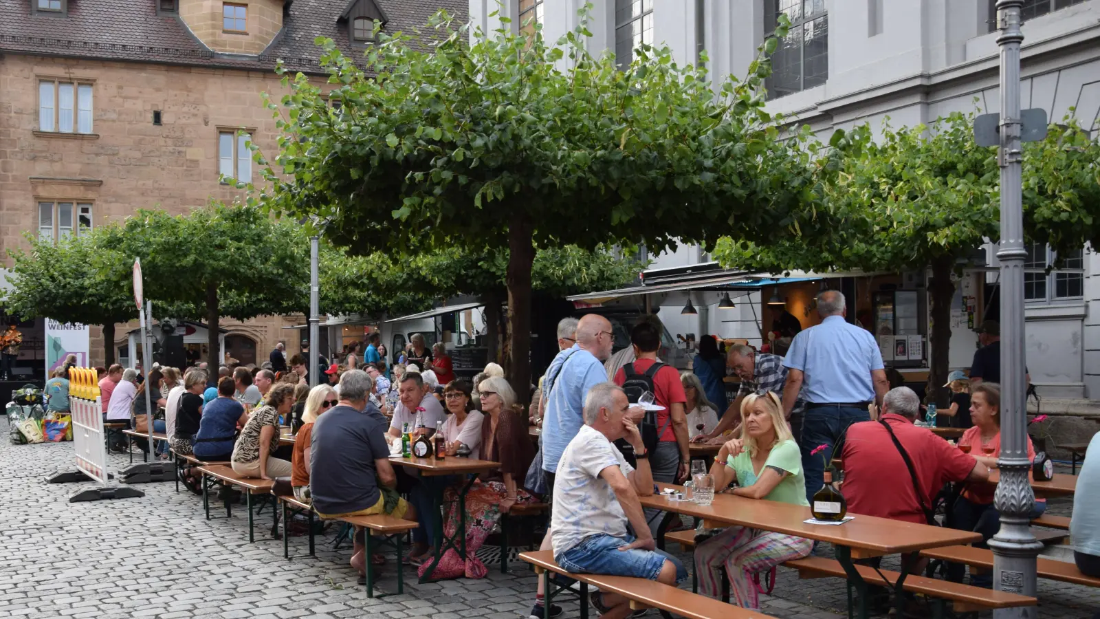 Der Johann-Sebastian-Bach-Platz steht bis Sonntag ganz im Zeichen des Frankenweins: Zum Auftakt am Mittwoch waren die Plätze schon sehr gut besucht. (Foto: Florian Schwab)