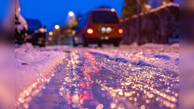 Eine dünne Eisschicht überzieht am frühen Morgen eine Straße. (Foto: Armin Weigel/dpa/Symbolbild)