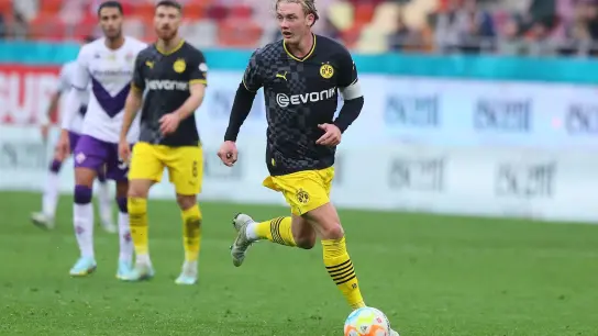 Dortmunds Julian Brandt freut sich über die Rückkehr von Mannschaftskollege Sebastien Haller. (Foto: Stefan Constantin/dpa)