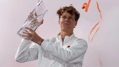 Schaffte trotz Regens im Finale als achter Spieler das sogenannte Sunshine Double: Jannik Sinner. (Foto: Rebecca Blackwell/AP/dpa)