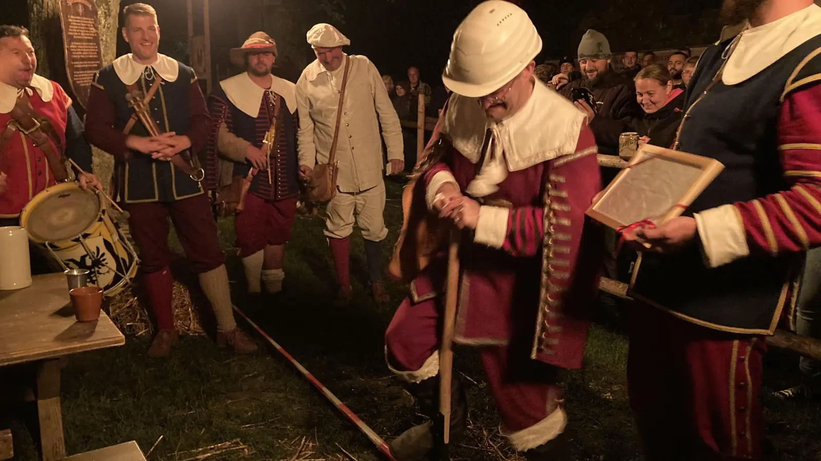 Es ging schon auf Mitternacht zu, als der Spielmannszug am Pfingstsonntag Oberbürgermeister Dr. Markus Naser zum symbolischen „Spatenstich“ im Lager bat. Der machte unter großem Jubel von Spielmannszug, anderen Gruppen und Zaungästen den Scherz mit. (Foto: Clarissa Kleinschrot)