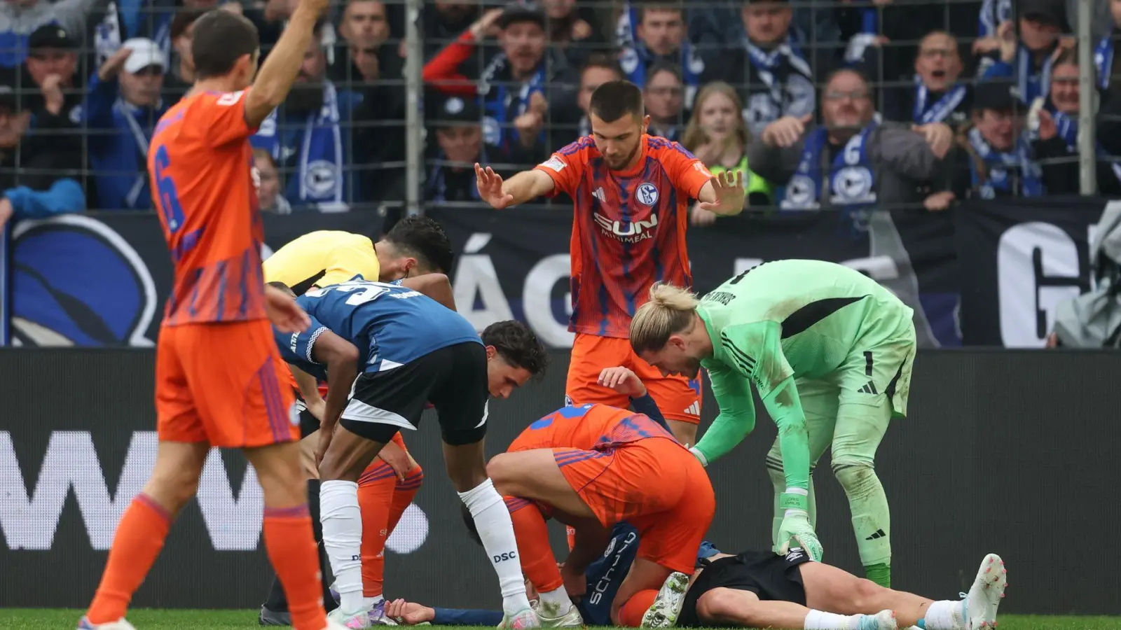 Grodowski liegt auf dem Rasen.  (Foto: Friso Gentsch/dpa)