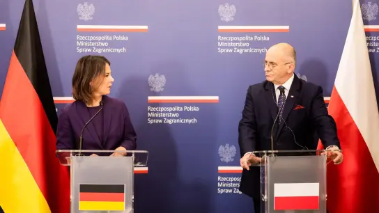 Außenministerin Annalena Baerbock mit ihrem polnischen Amtskollegen Zbigniew Rau in Warschau. (Foto: Christoph Soeder/dpa)