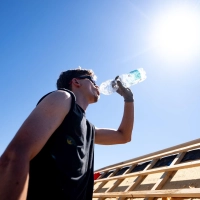 Hitze ist gefährlich - besonders für Ältere und Vorerkrankte. Viel zu trinken ist besonders wichtig. (Foto: Benjamin Westhoff/dpa)