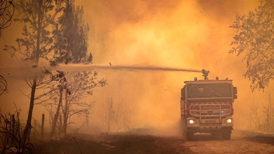 Ein Feuerwehrwagen sprüht Flüssigkeit auf einen Waldbrand in der Region Bordeaux. (Archivbild) (Foto: Uncredited/Service Communication-Protocole SDIS 33/AP/dpa)