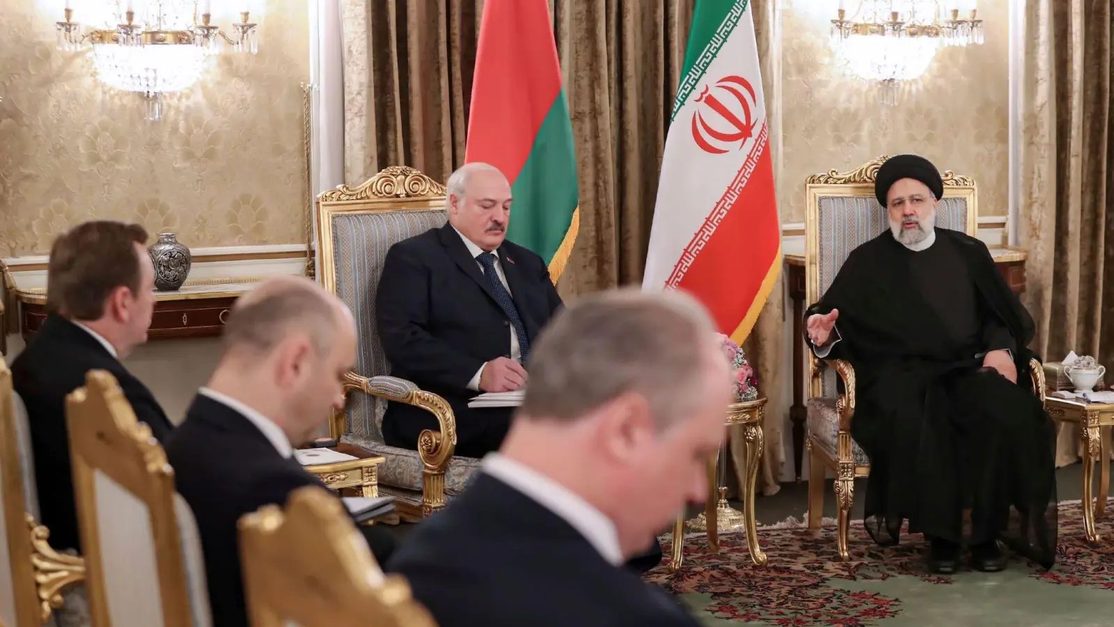 Der iranische Präsident Ebrahim Raisi (r) empfängt den belarussischen Machthaber Alexander Lukaschenko im Saadabad-Palast. (Foto: Uncredited/Office of the Iranian Presidency/AP/dpa)