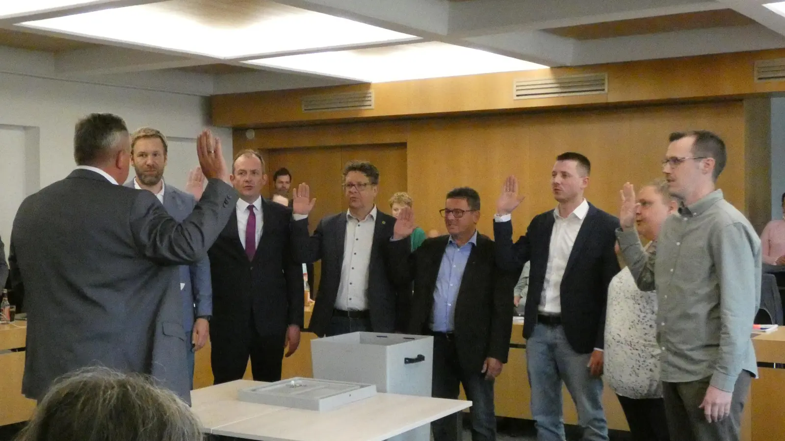Ein formeller Schritt zum Start der neuen Amtsperiode: Die Ratsmitglieder legen ihren Eid ab (von links): Tobias Lang, Markus Högner, Andreas Götz, Thomas Aulitzky, Fabian Hahn, Anja Strauß und Christoph Frank. (Foto: Calotta Halbrock)