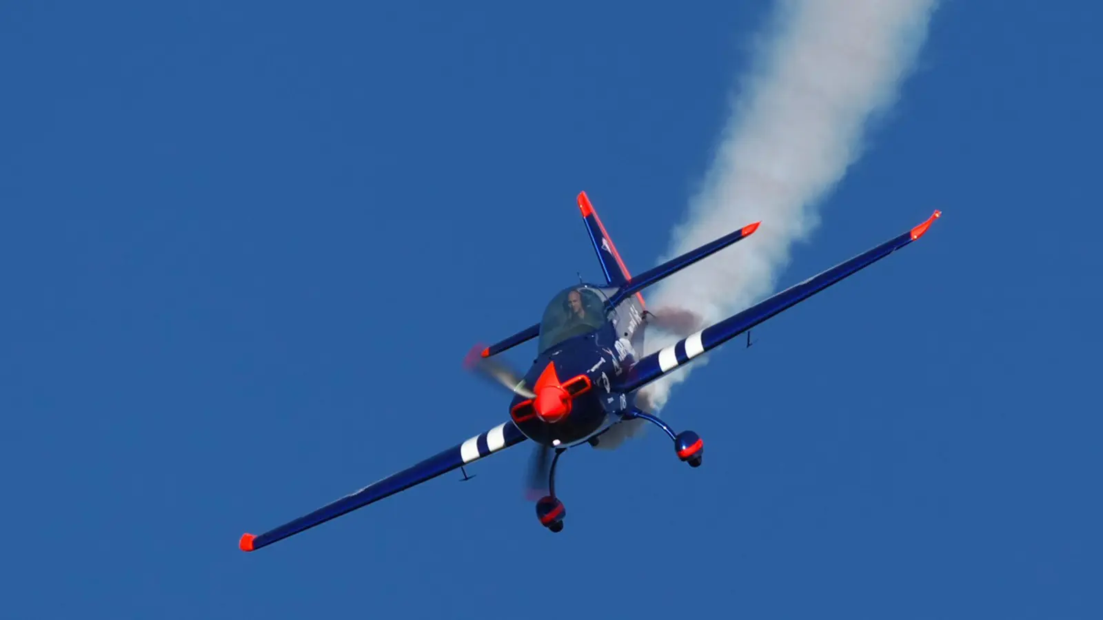 Gleich mehrfach haben die Besucher die Möglichkeit, spannende Motorkunstflug-Darbietungen zu bewundern. (Foto: Aero-Club Rothenburg o.d.T.)