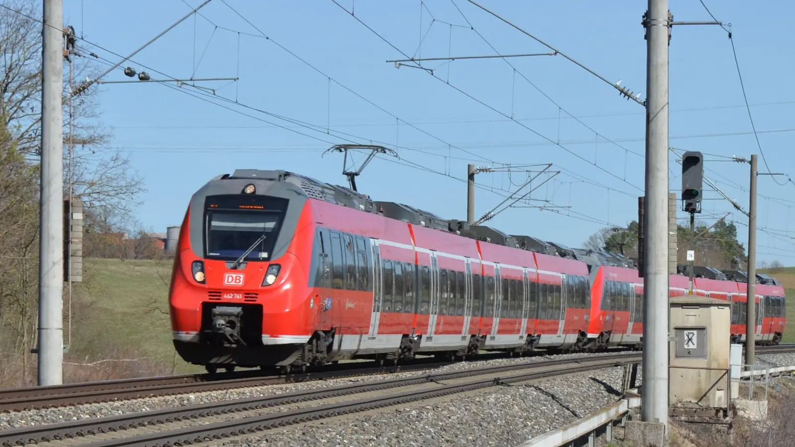 Eine 27-jährige Frau ist aus einem Zug der S4 zwischen Ansbach und Nürnberg geworfen worden. Nun ermittelt die Polizei. (Archivbild: Johannes Hirschlach)